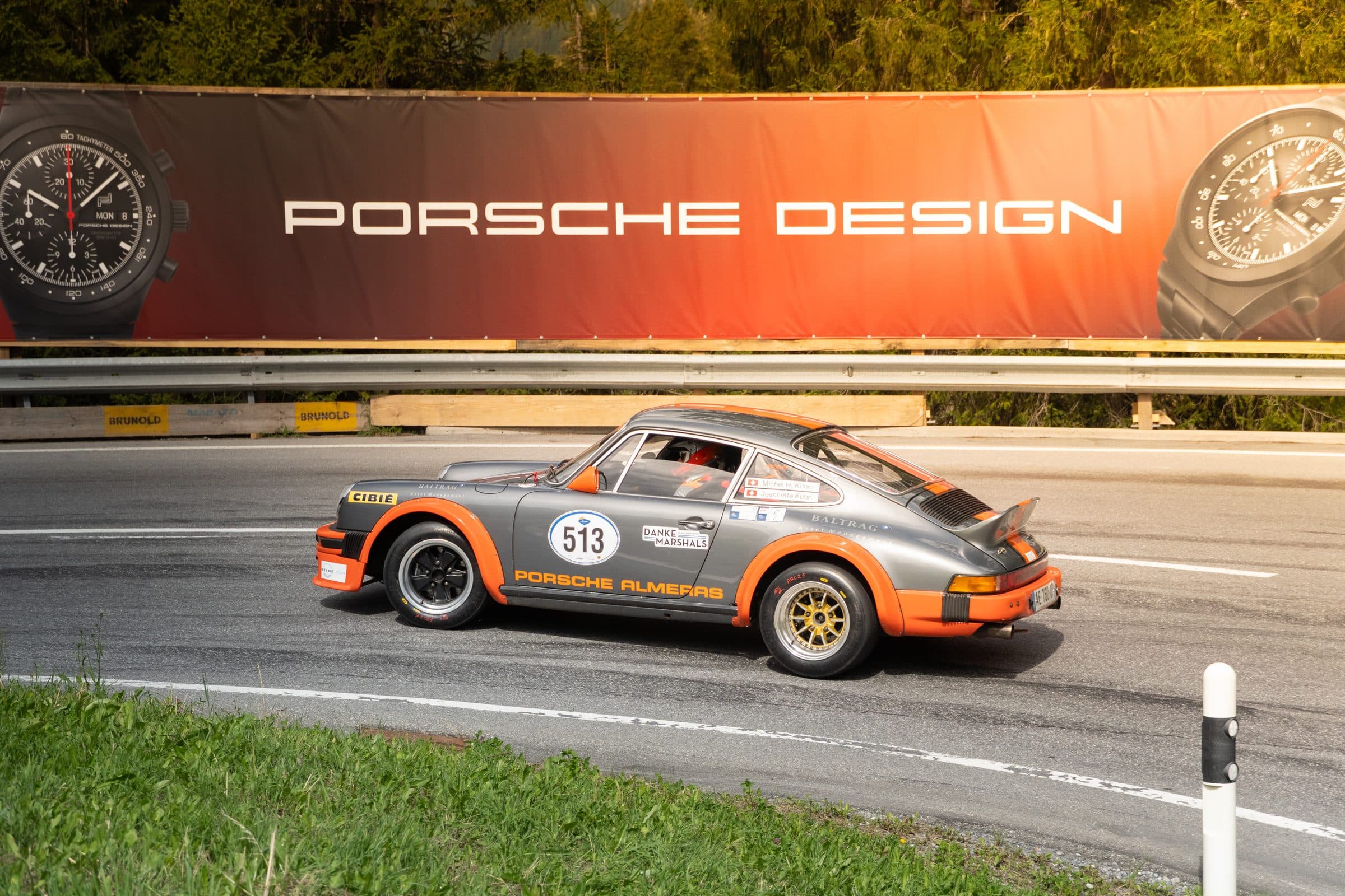 Historischer Porsche 911 in einer Kurve vor der Porsche-Design-Bande, Arosa ClassicCar 2026