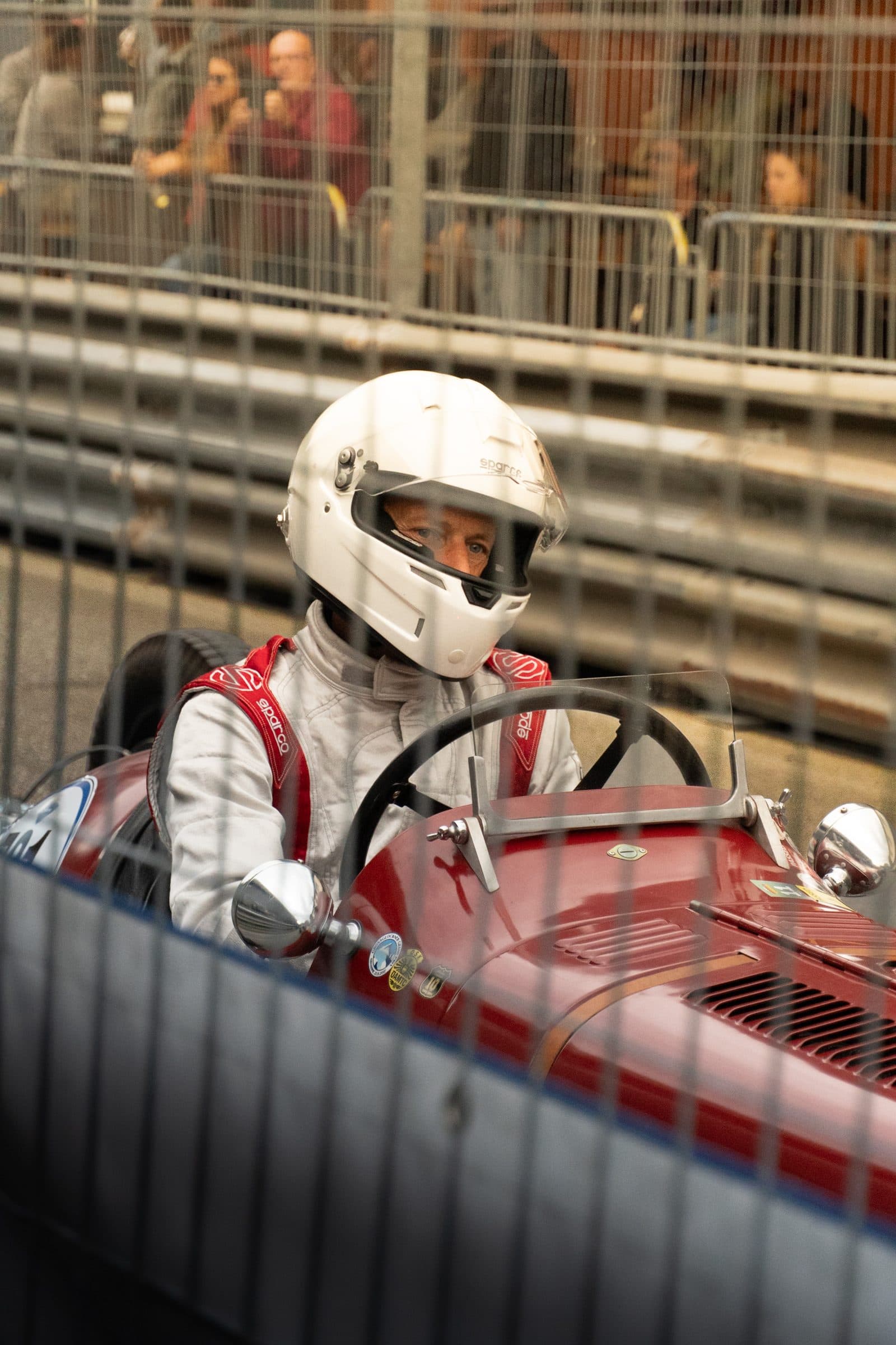 Fahrer mit Helm im Cockpit eines historischen Rennwagens