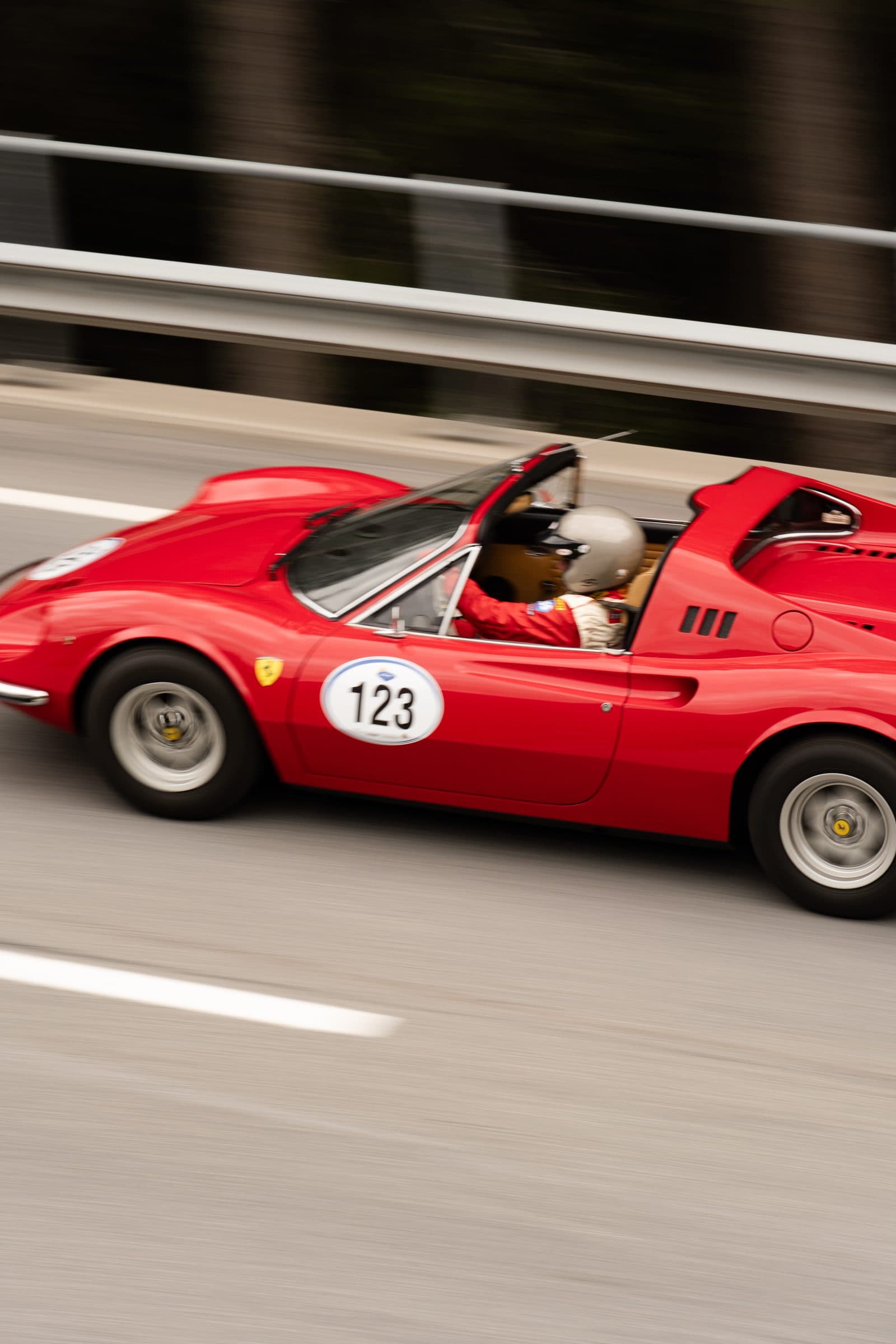 Roter Ferrari Dino im Renneinsatz auf der Bergstrecke