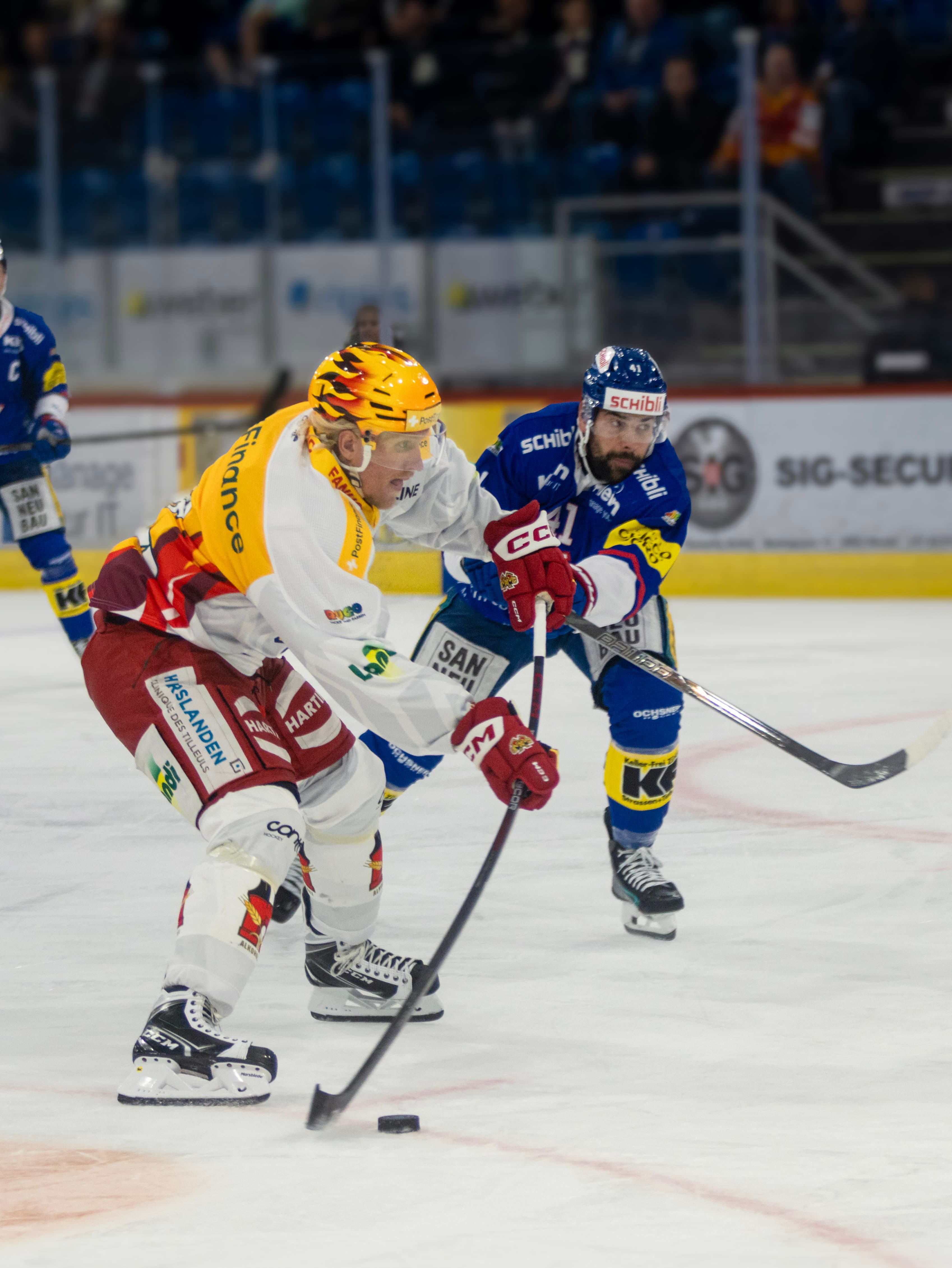 Zweikampf: Kloten-Spieler Nummer 41 gegen den Biel-Topscorer