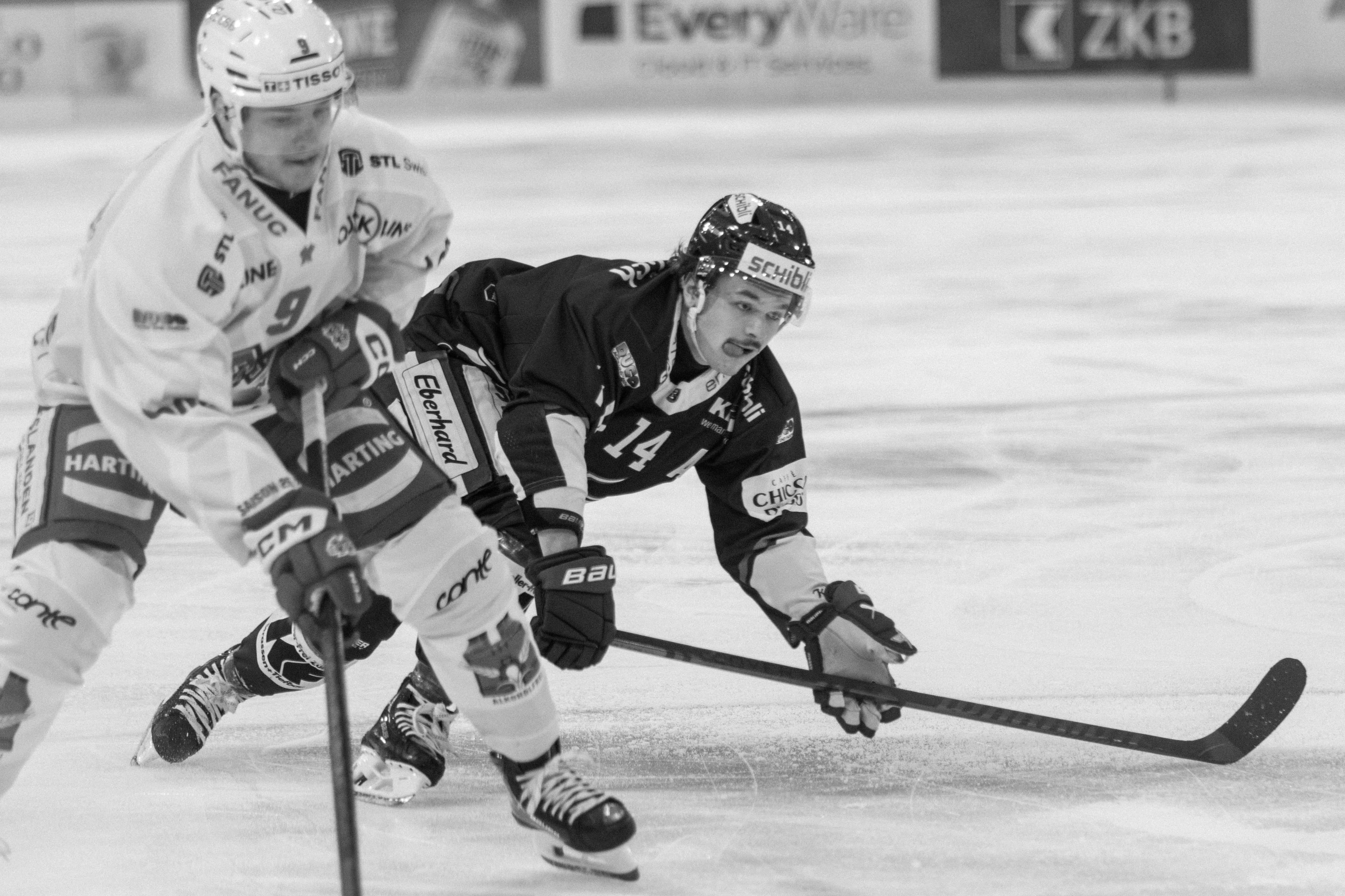 Zweikampf Kloten gegen Biel, Schwarzweiss-Aufnahme