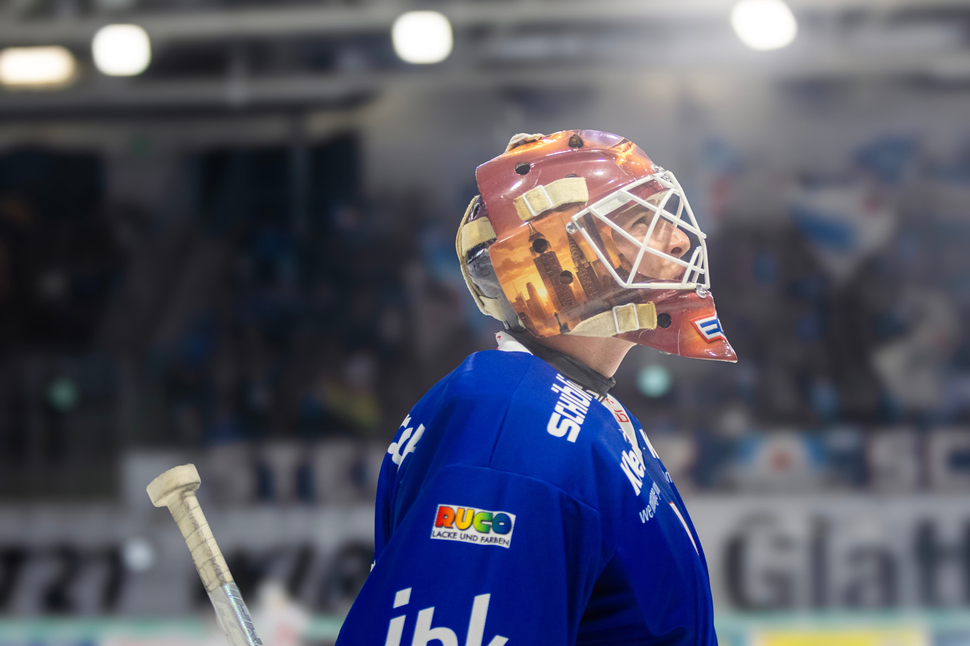 Kloten-Torhüter im Profil, Maske mit Skyline-Motiv
