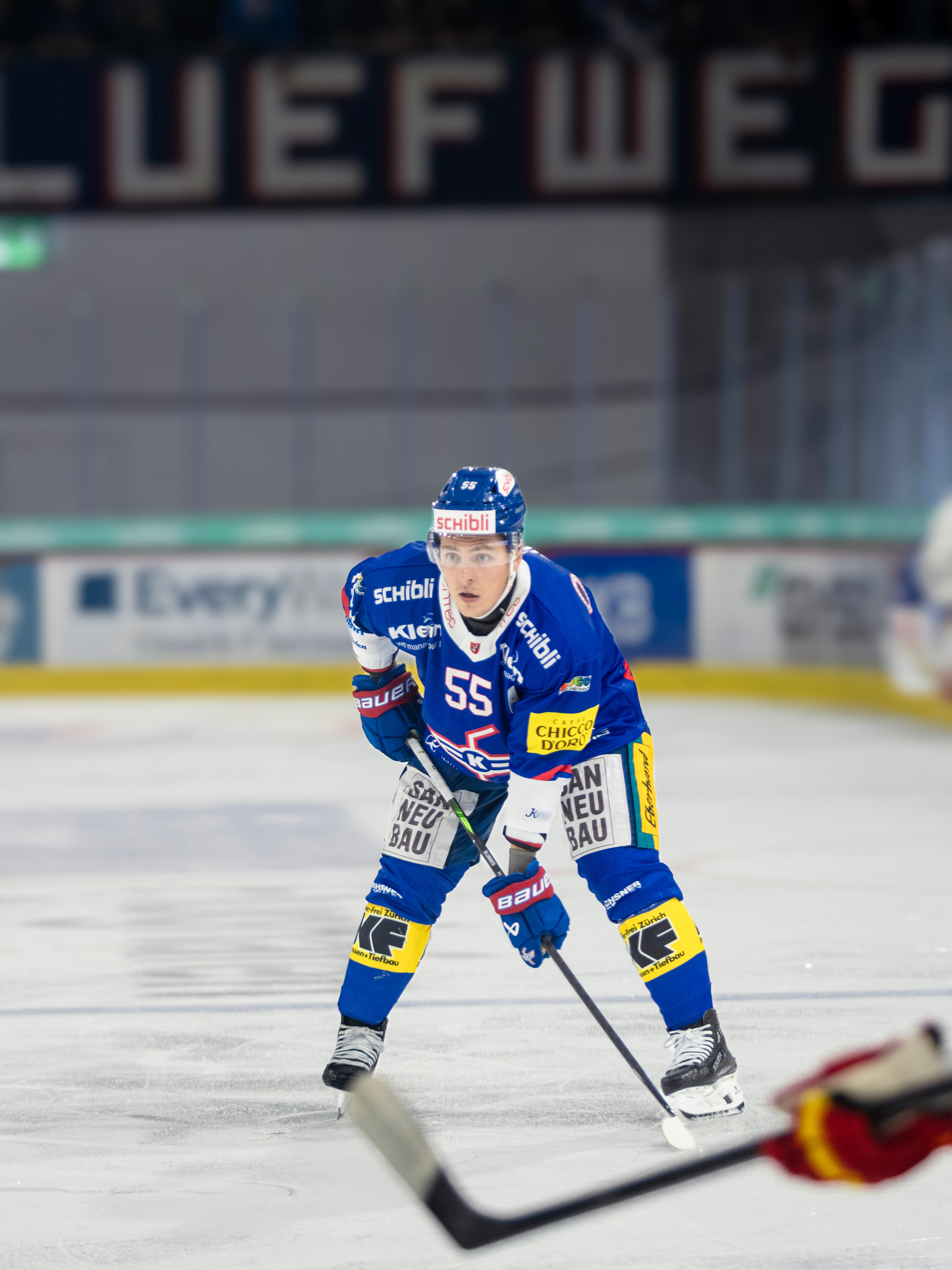 Kloten-Spieler Nummer 55 im Anschlussmoment