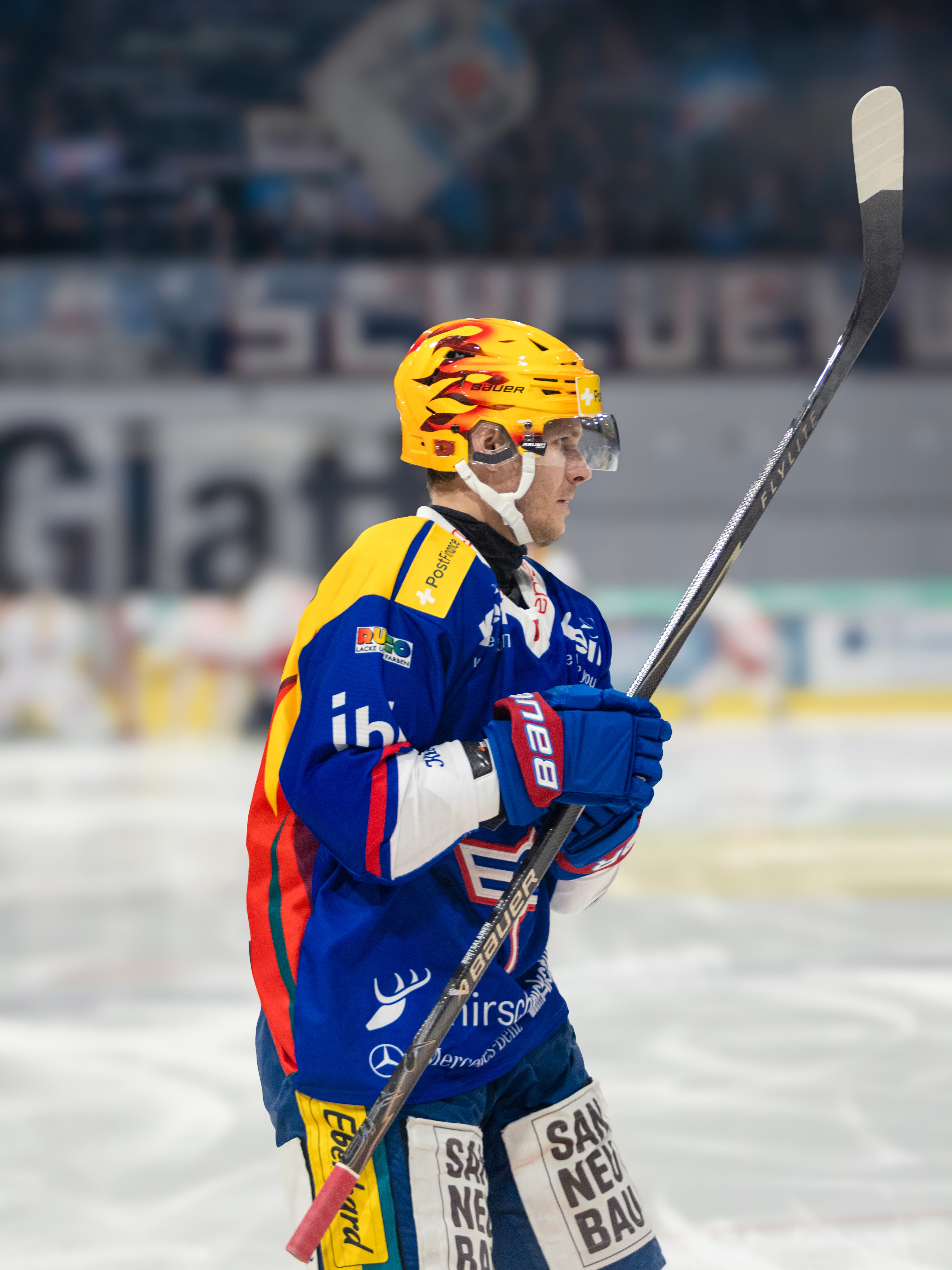 Kloten-Spieler mit Flammen-Helm im Profil