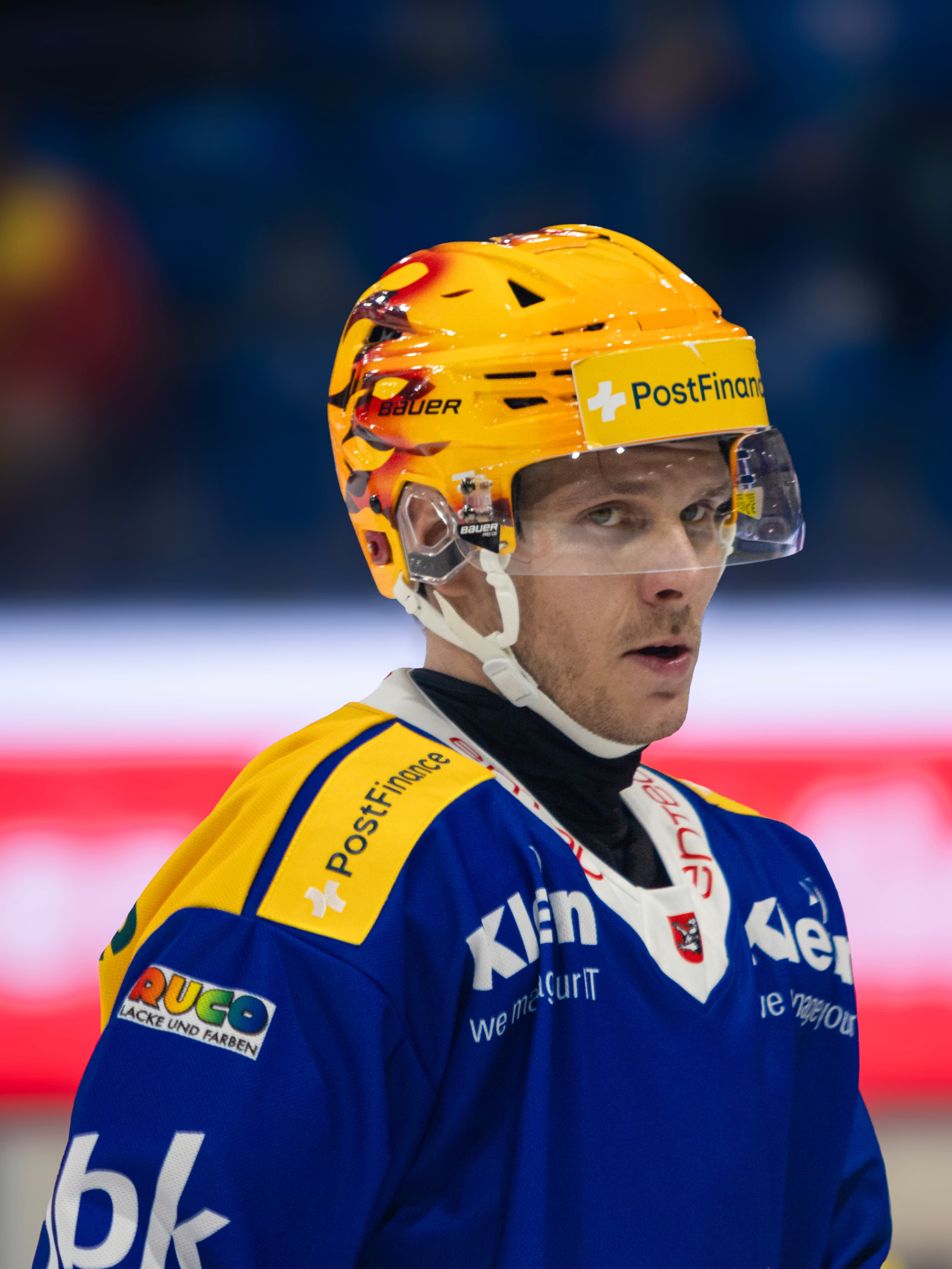 Kloten-Spieler mit PostFinance-Top-Scorer-Helm im Porträt
