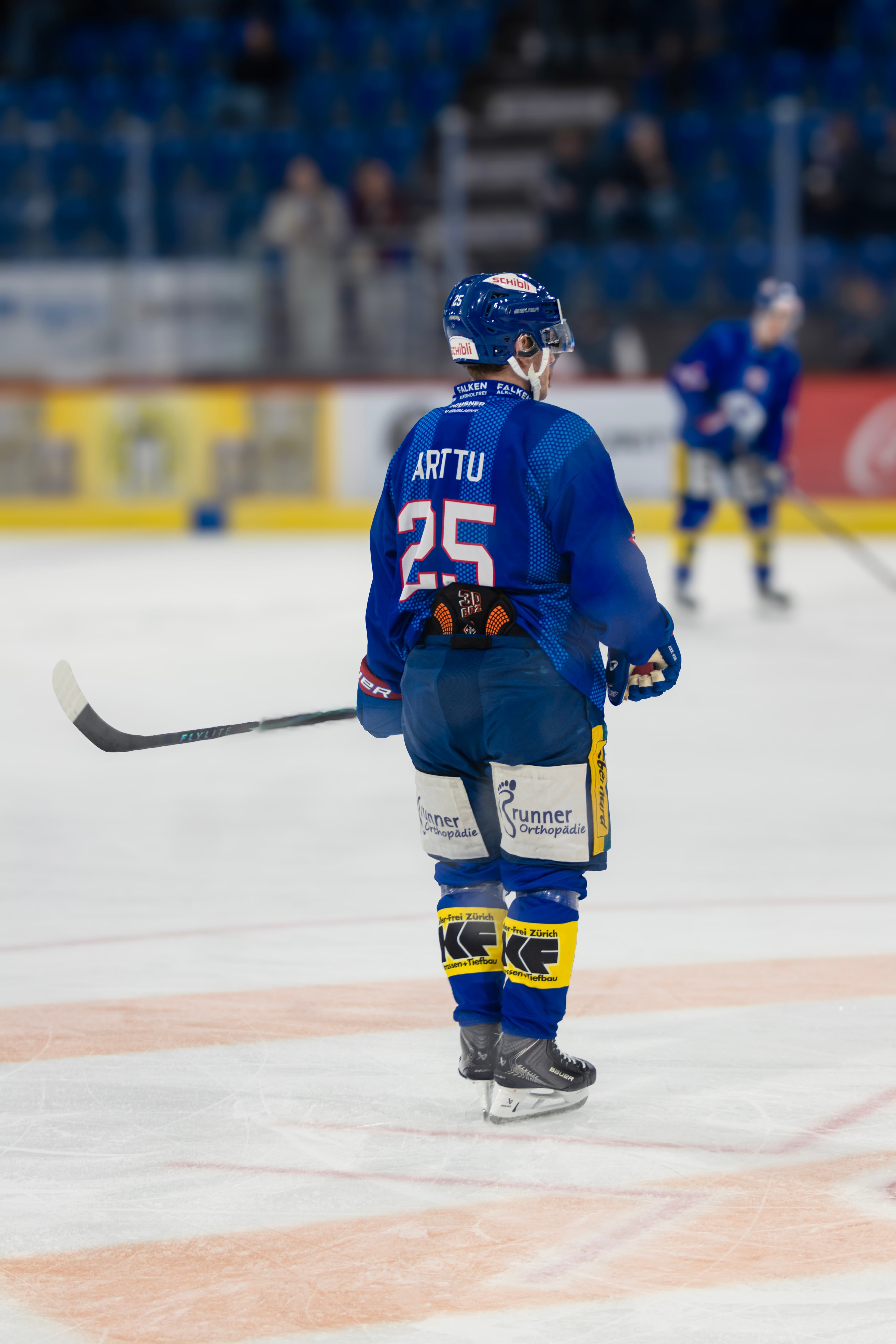 Kloten-Spieler Arttu, Nummer 25, beim Aufwärmen auf dem Eis